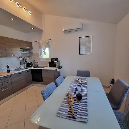 Dineva Traù